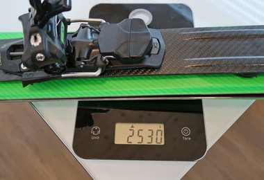 Ein Ski wiegt 2,53 kg - das Paar kommt also auf ein Gesamtgewicht von über 5 kg.