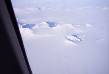Blick aus dem Flugzeug auf das Ziel