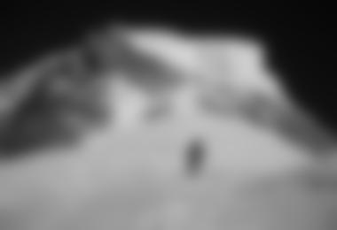 K2 am 2.August 2008: Erst bei Tageslicht realisiert, was geschehen war. Blick von Schulter (8.000m) Richtung Gipfel