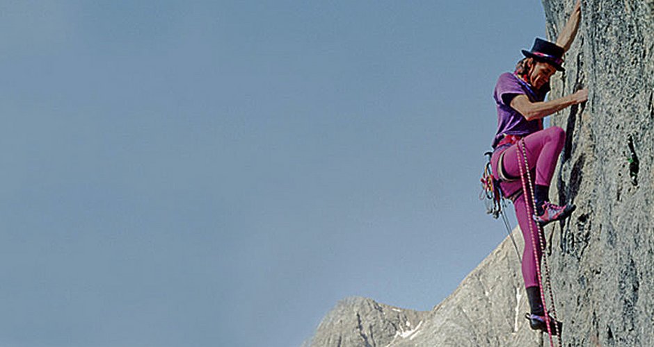 Darshano L. Rieser in seiner Marmolada-Erstbegehung „Steps across the border/Senkrecht ins Tao“ (X-),  der weltweit ersten Alpinroute im zehnten Schwierigkeitsgrad ohne Bohrhaken (Foto: Ingo Knapp).