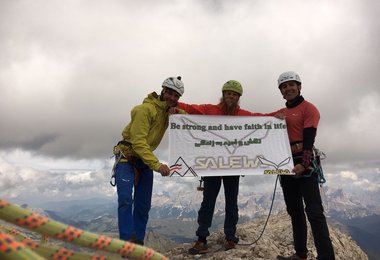 Simon, Andrea und Mohsen am Gipfel der Marmolada. (Foto: Archiv Mohsen Pourghasem)