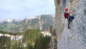 Beginn der ausgesetzten Querung - Wandfluh Klettersteig - Sonntag Stein