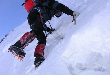Gerlinde tastet sich im Abstieg über eine zugewehte Spalte