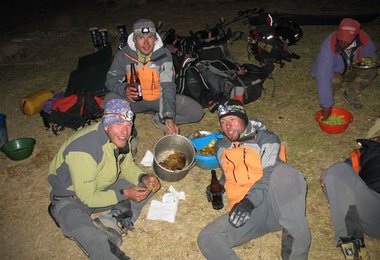 Zurück in Estanzia Una - zur Feier des Tages haben wir uns ein Lamm gekauft. Frauen des haben uns das Festmahl zubereitet.