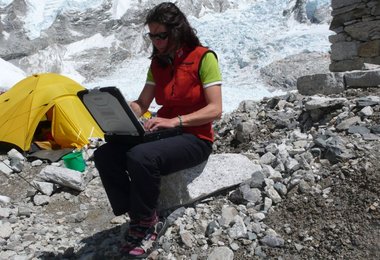 Gerlinde beim Verfassen des Newsletters