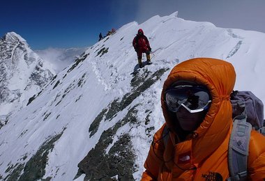 Auf dem Weg zwischen Vor- und Hauptgipfel; K2 im Hinter-, David im Vordergrund