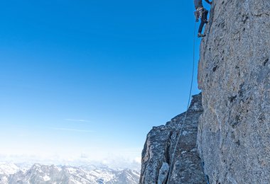 David Hefti klettert in der letzten Seillänge vor dem Gipfel, Foto: govertical.ch