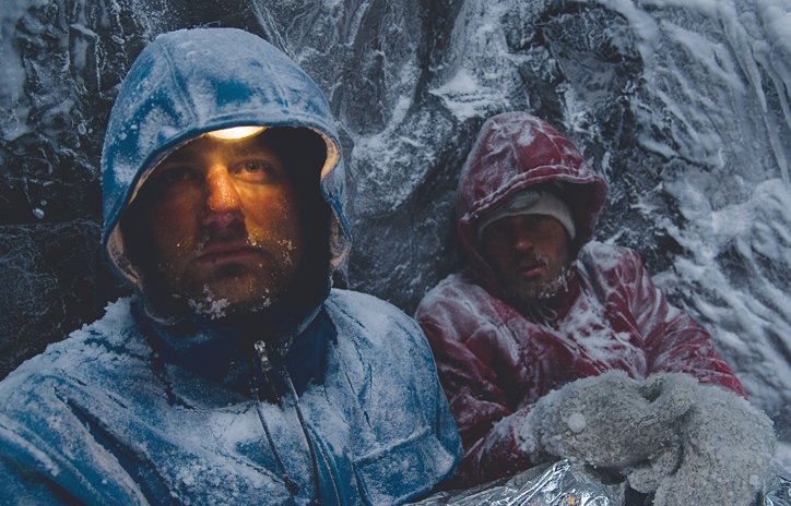 Reinhold und Günther Messner in einer Extremsituation (c) Nanga Parbat Filmproduktion GmbH, München