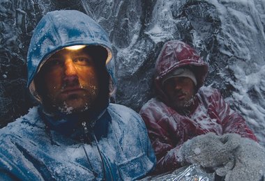 Reinhold und Günther Messner in einer Extremsituation (c) Nanga Parbat Filmproduktion GmbH, München