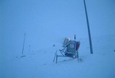 Schneekanone - die Liftbetreiber wollen auch Tourengeher für diesen Aufwand zur Kasse bitten.