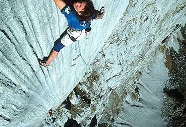 Stefan in der Route Silbergeier: Liegt im Rätikon an der 4. Kirchelspitze-Südwand. Die Route ist 200 m hoch, hat 7 Seillängen (eine davon 8b und eine 8b+) (2001). Foto: Klaus Fengler