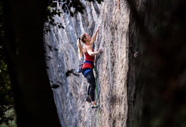 Auch Jessica Pilz hat in Arco sichtlich Spaß beim klettern, Foto ©Heiko Wilhelm