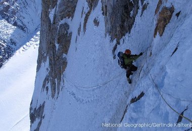 Tiefblick nach der 150 m langen Traverse in die NW-Flanke; Ralf im Aufstieg am Fixseil. Foto © G. Kaltenbrunner