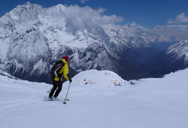 Luis Stitzinger bei der Abfahrt kurz oberhalb des Basislagers, 4850 m.
