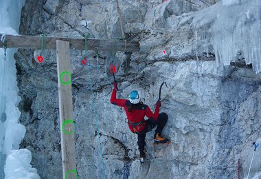 Die Damen (im Bild Hannah Rabl) durften über die grünen Kreise in die Finalroute einsteigen.