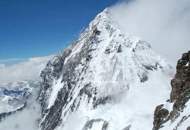 Everest Gipfelaufbau mit Gipfelgrat aus 8200 m Hoehe; Foto © R.Dujmovits