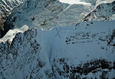 Das aus Bergführern gemachte "X" am Ausstieg aus der Eigernordwand.