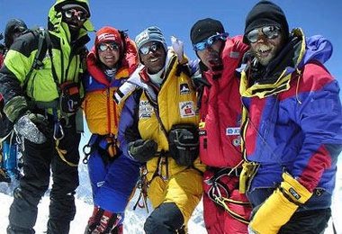 Auf dem Gipfel des GI - Qudrat Ali, Gerlinde Kaltenbrunner, Ralf Dujmovits, Hirotaka Takeuchi und Peter Fessler (von links nach rechts)