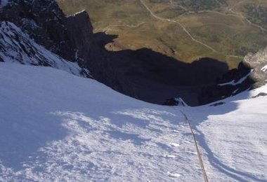 Gewaltiger Tiefblick kurz vor dem Mittellegigrat