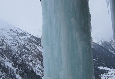Spiel mit dem Feuer - riesen Eissäule