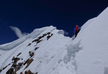 Erstbegehung eine 633 m hohen Gipfels - Hervel im tiefen Schnee vor dem Gipfel.