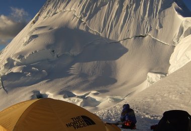 Hochlager am Alpmayo mit Gipfelblick