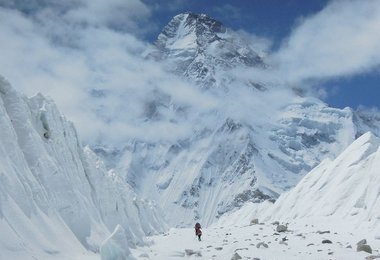 Am Ende des K2-Gletschers sehen wir einen regelrechten Korridor zwischen den Eitürmen - Blick zum K2. Foto © R. Dujmovits