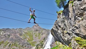 Eine der Seilbrücken direkt beim Wasserfall - Larix Klettersteig Ferrata Schnalstal
