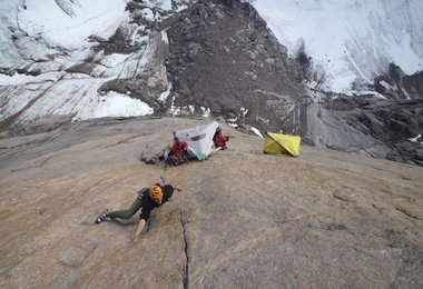 klettern am mt asgard © nico favresse