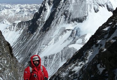 David - und der Everest im ersten Sonnenlicht mit seinem nepalischen Normalweg © Xavi Arias