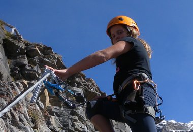 Das Klettersteigset wird automatisch nachgezogen - hängt also in idealer Griffweite.