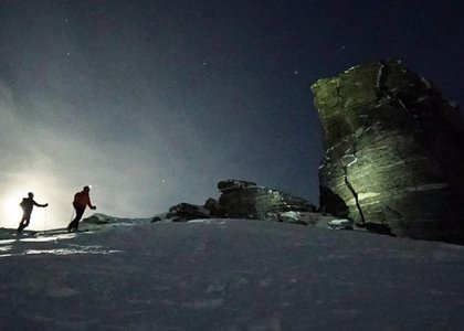 Einzigartige Stimmung – eine Landschaft die nur vom Mond beleuchtet wird (Foto: ServusTV)