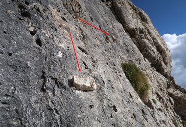 Die geklebten Steine in der sog. "schwarzen Platte" am Sas Bece Westgrat.