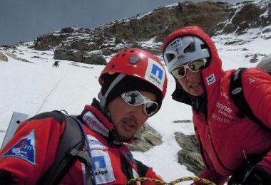 Maxut und Gerlinde an einem der vielen Standplätze im Aufstieg nach Lager II. Foto © R. Dujmovits
