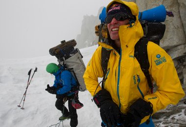 Vier Wochen lang beherrschten Sturm, Schnee und Kälte den Berg - wirklich glücklich schaut da keiner aus...