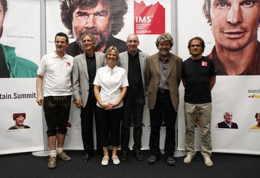 IMS Pressekonferenz Outdoor Friedrichshafen -  IMS Organisator Alex Ploner OEAV Robert Renzler AVS  Karin Leichter DAV Thomas Urban Reinhold Messner und IMS Organisator Markus Gaiser © IMS – Manuel Ferrigato