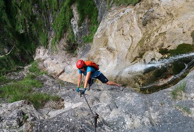 Klettern direkt am Wasserfall - Hausbachfall Klettersteig in Reit im Winkl
