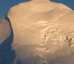 Die formschöne Gipfelflanke