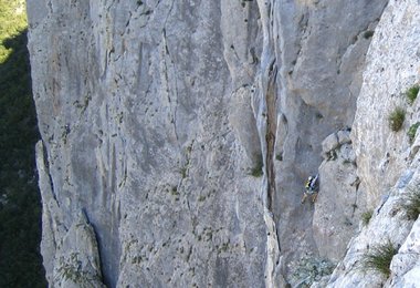 Die Anica Kuk Nordwand. Links die Schuppen der Velebitarski und rechst ein Kletterer in der 'Nostalgija' 6b (7)