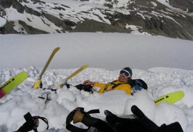 Nassschneerutsch bei angeseilter Abfahrt - der einzige kleine Nachteil des angeseilten Abfahrens (es liegen dann beide im bzw. unter dem Schnee).