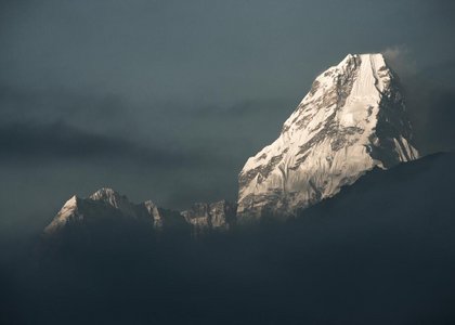 Szenenfoto zu "Ama Dablam". Film Ama Dablam. Drama am Heiligen Berg. Bild © Servus TV, Lars Jacobson