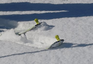 Die Spitzenspanner von Dynafitfellen (Pomoca) werden vorne in einen Schlitz eingehängt.