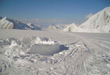 Zuerst 12km über den flachen Kahiltna Gletscher
