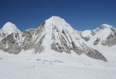 Aussicht vom Wandfußlager: Pumori, Kumbutse, Gyachungkang (vlnr) © Ralf Dujmovits www.amical.de