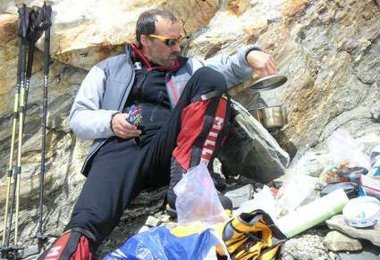 Schneeschmelzen am Castle Camp - Ralf wartet auf seinen Cappuccino