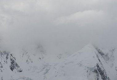 Endlich reißt es auf und der K2 ist zu sehen © Ralf Dujmovits www.amical.de
