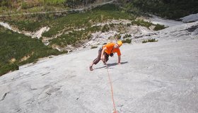 Im oberen Teil der Route Nr. 4. - Plattenturm im Halltal