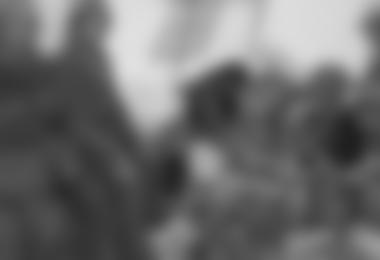 Die Küchen- und Sherpa-Mannschaft für den Manaslu wird mit neuen Schuhen ausgerüstet