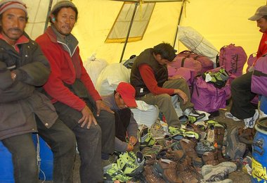 Die Küchen- und Sherpa-Mannschaft für den Manaslu wird mit neuen Schuhen ausgerüstet