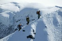 Daniela und Robert Jasper mit John Harlin auf dem Gipfelgrat des Eiger. Bild: Daniel Boschung sponsored by Holcim
